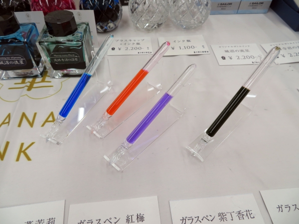 同イベントのみで販売する限定商品として、まつぼっくり社コラボの墨インクを封入したオリジナルガラスペン　三田三昭堂（館林）