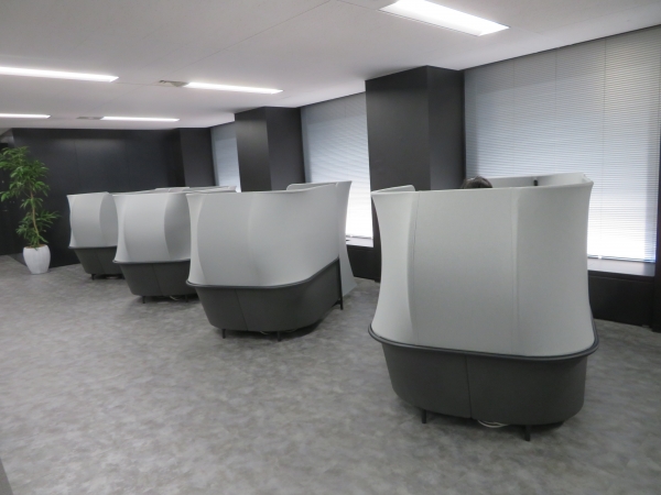 在宅勤務では味わえないハイスペックな作業環境を整備した４階「捗る」フロア