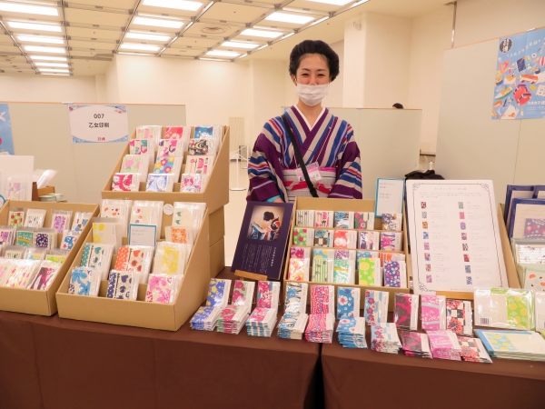 乙女印刷は静岡県三島市で、一色ずつ紙に色をのせてプレスする、版画のような印刷で紙雑貨を作っています。