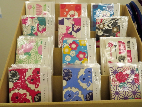 1枚、1枚　丁寧に活版印刷で作った　大正ロマンを感じる「年賀状」乙女印刷