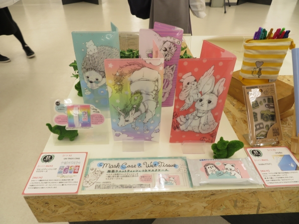 いわさきゆうし描き下ろしのアニマルイラスト「除菌ウエットティッシュつきマスクケース」ヒサゴ雑貨ブランド　UN TROIS CINQ