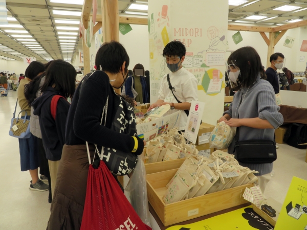 文具女子博では、「文具に没頭する旅」をテーマに、レターセットや付せん、シールなどのかわいい紙モノをはじめとした心躍る文具をたくさん揃えた