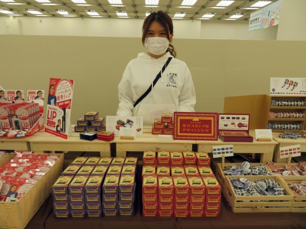 「万年スタンプ台缶入りメモ」創業当時に販売していたスタンプ台デザインの缶入りメモです。パッケージも再現しています。95周年記念商品です。シヤチハタ