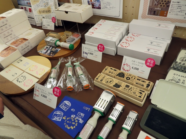 36・サンビーとのコラボスタンプ。アーチ窓に、ランプ、ソファ、本が描かれた ゆったりおちつくお部屋のデザイン