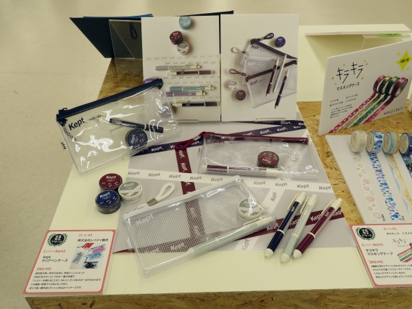 「keptクリアペンケース」は、透明度の高い厚手の生地と、背面メッシュによって中身が見やすい。ファスナーを開けることなく、中に入っているものが一目で分かります。　レイメイ藤井