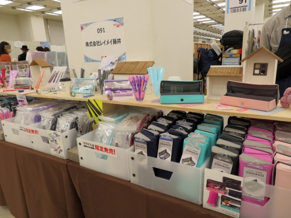 「コハコペンケース」は、大型のフタを開けっ放しに出できるファスナーレス大容量ペンケース。開口部が大きいので、中身が見やすく取り出しのしやすい。　レイメイ藤井