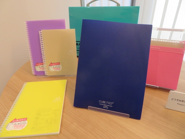 Ｚ式で160枚まで収容できるCUBE FIZZパンチレスファイルワンタッチ＜HEAVY　DUTY＞