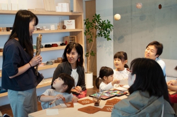 子ども向け 伊勢型紙でハガキの型染め体験 の様子