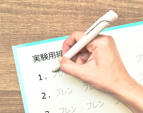 インクがなめらかなボールペンはホントに書きやすい なめらかすぎると 余計な力がかかっていた 軽い力で思い通りの字が書けるボールペン比較検証 オフィスマガジン Online