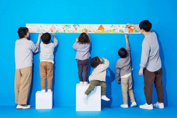 おうちの床に広げたり壁に貼ったりして家族みんなで楽しめる。