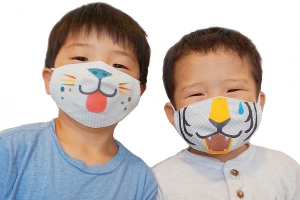 「へんしん！どうぶつマスク」使用イメージ ※右こども着用マスクのトラシールは動物園での限定販売デザイン