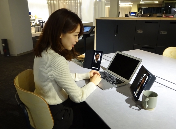 ＜実証実験の様子　※「Xperia PRO」は実証実験用の専用スタンドに設置。画面はイメージ＞