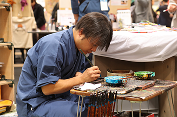 伝統に培われた技から生まれる素材をはじめ、職人や作家の熟練の技から生まれる商品、新しい技術など、伝統と経験から生み出される匠の「技」をフィーチャーした企画。 完成品はもちろん、その商品が生みだされる過程での「技（ＷＡＺＡ）」に焦点をあてる事で、さらなるビジネスの拡がりの場を提供します。