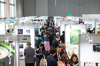 京都府・京都市・京都商工会議所等で構成される実行委員会が主催となり、京都の伝統や文化を背景とした技術や素材、ノウハウなどの知恵を生かした魅力あふれる商品をご提案する展示商談会「京都知恵産業フェア」が今回も京都ギフト・ショーと併催。多数の応募の中から厳選された120社が集います。