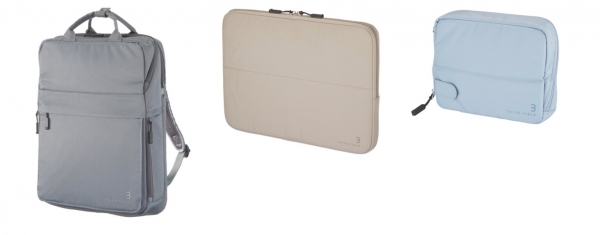 写真：左からスタンドバックパック（ダークグレー）、フラットPCバッグ（ベージュ）、 スタンド ツール ポーチ（ライトブルー）