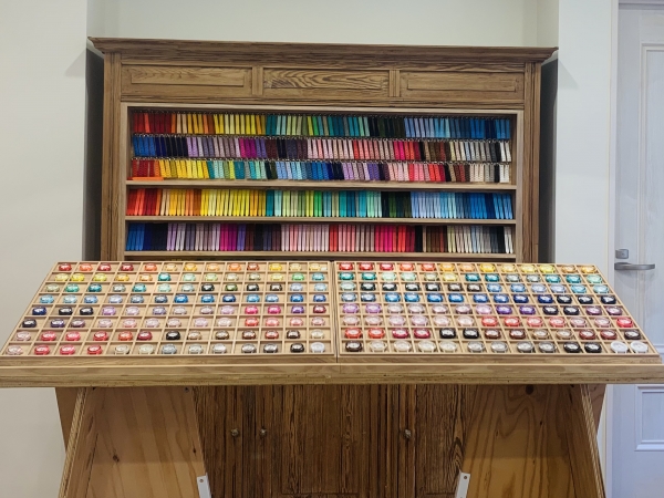 ◆クレパス柄トケイカスタマイズ 全100色展開となったクレパス柄トケイのオリジナルカラーの組み合わせができるクレパス柄トケイカスタマイズコーナーを常設します。