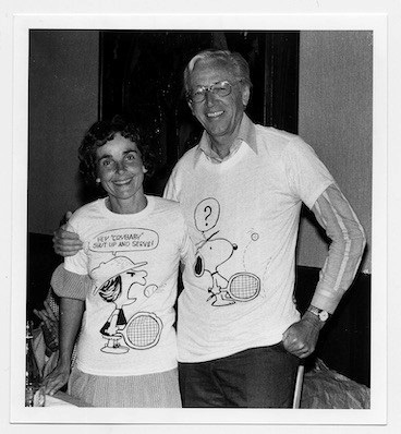 2. テニスのシーンがあしらわれた「ピーナッツ」のTシャツを着るシュルツ夫妻。   1979年頃 (C)Alyce Sheehan. Courtesy of the Charles M. Schulz Museum and Research Center