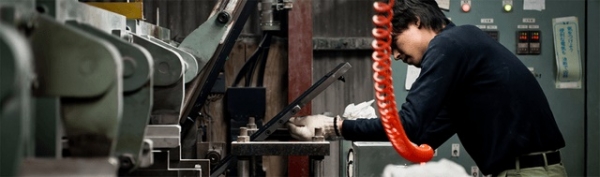 a.元祖デスクマットメーカーがデスクマットからつくったコンパクトなウォレット