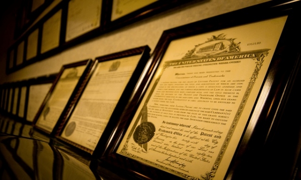 株式会社MIWAXは、創業75年の透明デスクマット、カッティングマット、麻雀マット等を商品開発した事務用品メーカーです