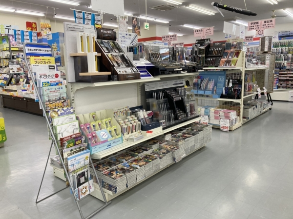 最新商品から定番商品までおすすめ商品が並ぶ文具売場