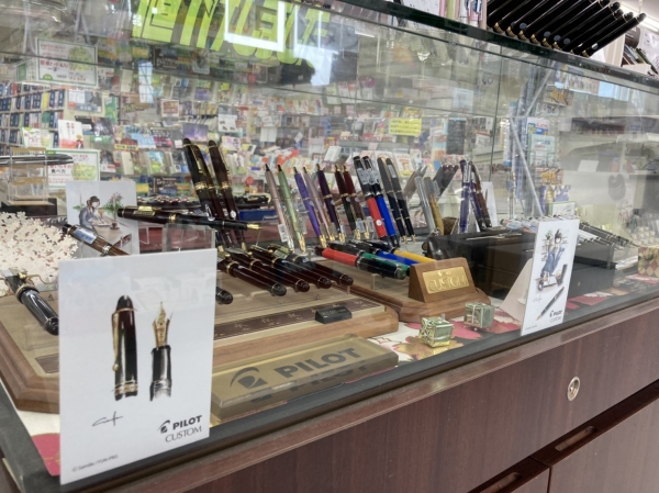 コロナ禍での売れ筋商品は、巣ごもり需要の影響からか、文具関係はワンランク上の商品が求める人が増えた