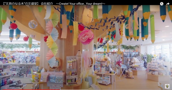 新店舗の中心にある店内オブジェＨＢ　Ｆｏｒｅｓｔ『文具のなる木』