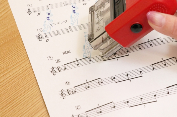 ポン！と押すだけで、楽器の練習時にめんどうな、コード譜やTAB譜、運指図を書き込む手間を省き、効率よく楽器が練習できるミュージシャンのためのはんこ「音楽ずかん 楽器練習スタンプ」。