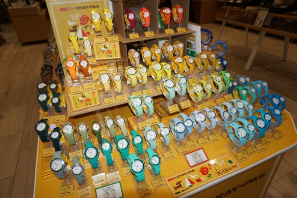 すべてのカラーが取り揃えられた「クレパス柄トケイ」の販売コーナー