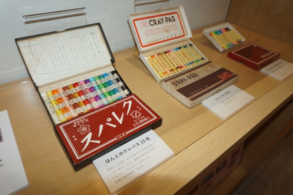 粗悪な類似品が出回っていたため、1928年には「ほんとうの」を付したクレパスが登場