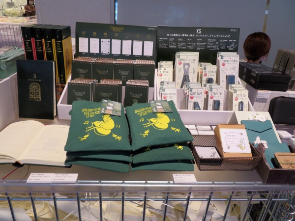 『70 周年限定 オジサン文具セット』 その独特な風貌と憎めない行動が愛され続けている、ミドリの人気者「オジサン」。オジサン柄のさまざまなアイテムを、 オリジナルのミニバッグに詰め込んだスペシャルセット