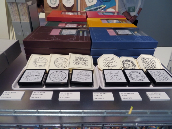 『70 周年限定 ペインタブルスタンプ 浸透印キット』 上から色を塗って自分らしくアレンジすることができる浸透印タイプのスタンプ。カードや封筒もセットになった、 お祝いや感謝の気持ちを伝えられる限定キットを用意