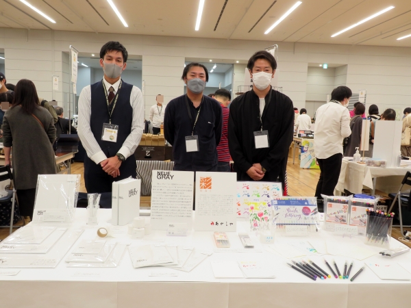 吉川紙商事のオリジナル紙「NEUEGRAY」白色度を抑えたグレーの色見は目に優しく、薄いけれど透けにくく、様々な用途に幅広く使える紙。インク映えします