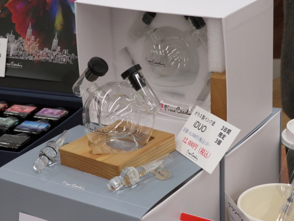 オリーブオイルボトルからインスパイアーされた「iDUO」。インクの色のテストや新たな色の作成に。Pierre Cardin