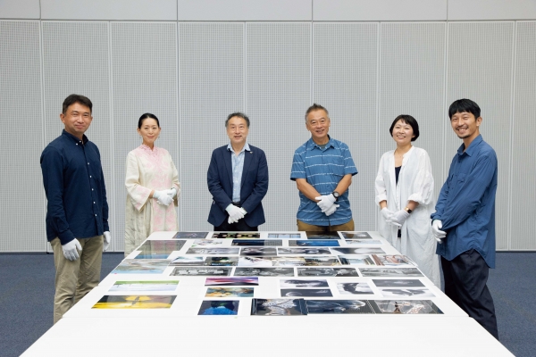 （左から）高橋学、古賀絵里子、長倉洋海、 豊田直之、かくたみほ、浅田政志 　※敬称略・撮影の為一時的にマスクを外しています。