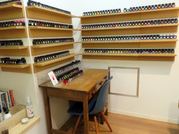 「ＴＯＮＯ＆ＬＩＭＳ」インクも全商品ラインナップなど、300種類以上のインクが試し書きできる