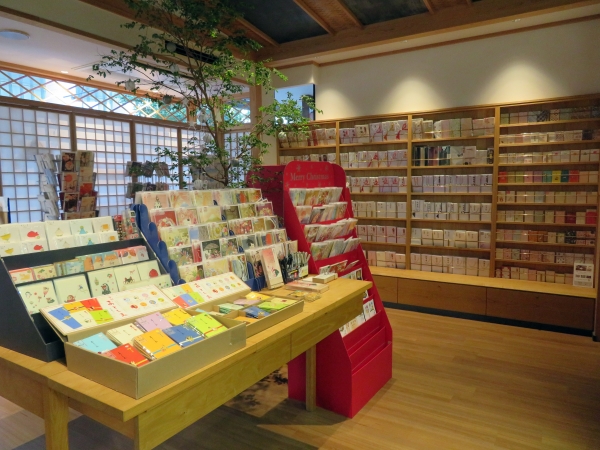 店舗周辺には、外資系企業や官公庁も多く『グリーティングカード』『のし袋』も売れ筋。そのため豊富な品揃を心掛けている