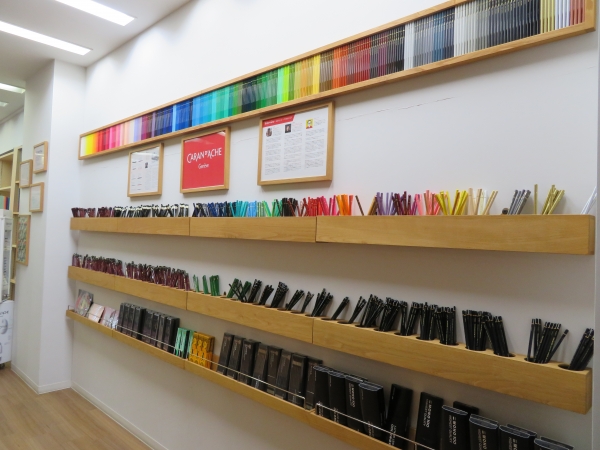 選びやすい鉛筆・色鉛筆　売場