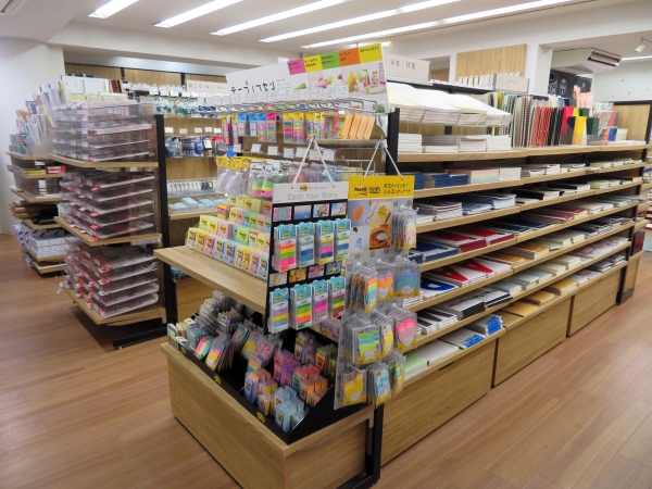 地元企業のビジネスマンが事務用品を求め訪れる