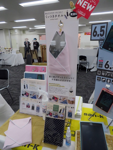 アイデア次第で使い方いろいろ。電子機器・濡れるもの・バックインバッグ、ポーチになる『くっつきタオル』サンケーキコム