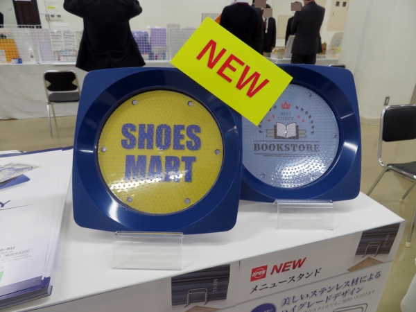 レジ用品の新定番お会計カルトン。手渡しせず衛生的・洗えるのでいつも清潔。マットの下に広告やメッセージが挟めるので販促にも。オープン工業