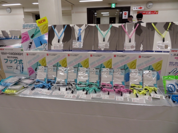 従来色と異なりフレッシュカラーでモチベーションUP。セキュリティ性もUP。「吊り下げ名札フック式」オープン工業