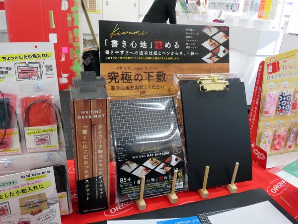 書き心地を極める。書きやすさへの追及はペンから今、下敷きへ「究極の下敷」共栄プラスチック