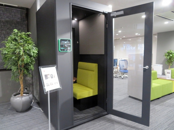 注目の新製品ソロワーク環境をデザインするデリカブース「Ｂ１２１２ー２２ＣＳーＵＢ」。完全個室空間を集中配置