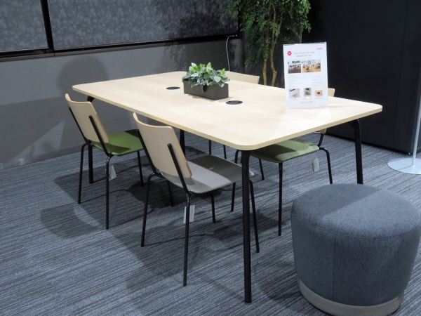 ワーカー同士の交流を促し、PCワークがしやすい『カジュアルワークテーブル〈アルーラ〉』