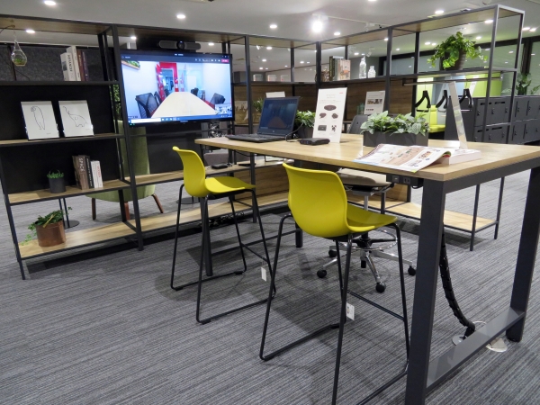 「ミーティング用テーブル＜Pretta（プレッタ）＞」は、オープンシェルフ＜プレッタ＞と合わせて使用する事で、統一感のあるカジュアルミーティングエリアを創造できます