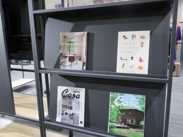 オープンシェルフと組み合わせて、より機能的な空間を『＜Pretta（プレッタ）＞ テーブル＆雑誌架』。「ミーティング用テーブル」「カウンターテーブル」「雑誌架」の3アイテムを追加。