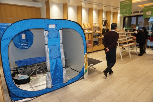 災害時のプライバシーを守ってくれる簡易テントと簡単組み立ての折り畳み簡易ベッド