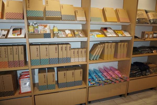 吸水バック、トイレセット、ヘルメットまで、おなじみのキングジム製品