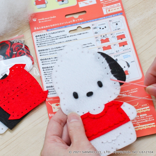 【注目出展社】（株）尾上萬    綿や糸、針、生地、キーボルダーなど、オールインワンで簡単にキャラクターマスコットが作れるソーイングキット。低価格とキャラクターの品揃えが魅力的です。