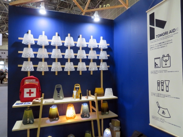 台風19号の際の避難所体験がヒントに！TOMORI AIDは、段ボールでできた組立式の照明キット。消灯後の避難所でも懐中電灯の直線的な光をランタンのやわらかな光にできます YUJI YANAGISAWA DESIGN INC.